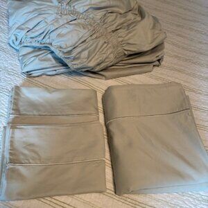 Queen size sheet set - 1 fitted, 1 flat, 2 standard pillow cases, pale green